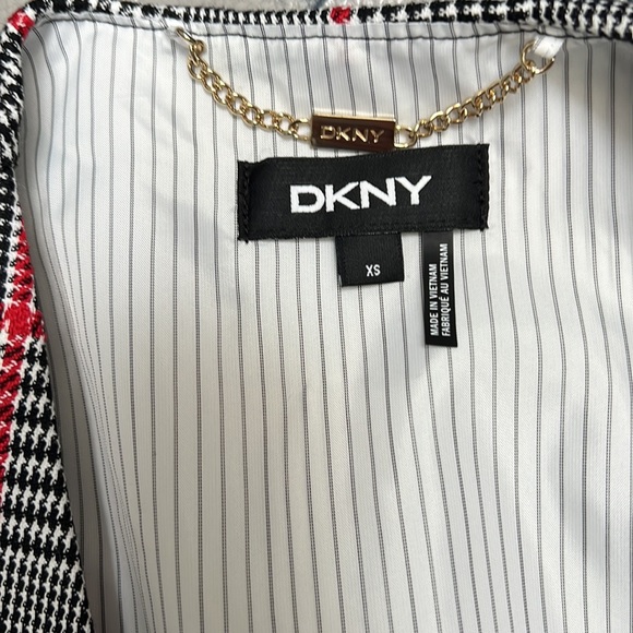 NWOT DKNY Woman’s V Neckline Plaid Cape Jacket with lining, Size XS - Picture 8 of 10